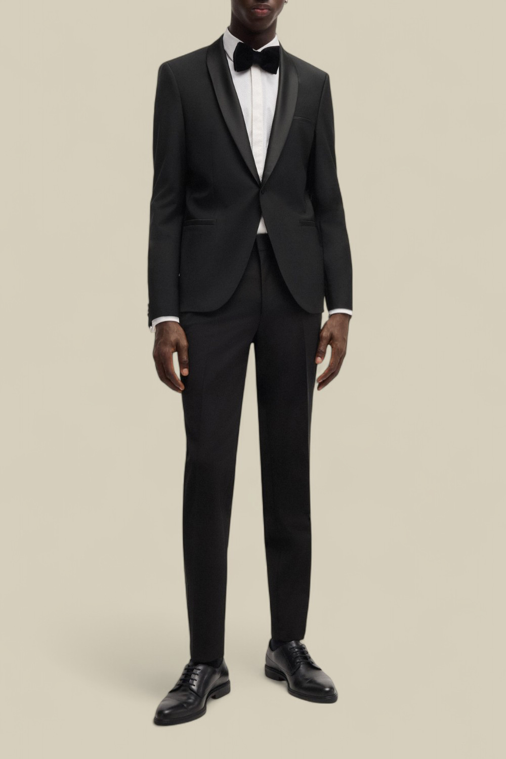 תמונת כל הלוק של מכנסיים מחויטים